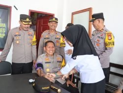 Kapolres Sidrap Beri Vitamin dan Pantau Proses Pemeriksaan Kesehatan Personel Yang Terlibat Pam TPS