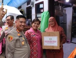 Kembali Salurkan 400 Paket, Kapolres Pelabuhan Makassar Bersama Ketua Bhayangkari Bagikan Sembako di Kecamatan Wajo