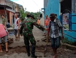 Karya Bakti Koramil 1409-01/Somba Opu Bersama Warga Bersihkan Saluran Air