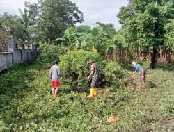 Peduli Lingkungan,Babinsa Bersama Warga Gotong Royong Bersihkan Rumput Liar