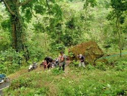 Menjaga Alam,Babinsa Koramil 1409-04/Tinggimoncong Laksanakan Karya Bakti Penanaman Pohon