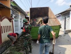 Karya Bakti Koramil 1409-08/Bontonompo Bersama Warga Bersihkan Saluran Air