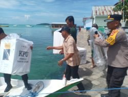 Kapolsek Pulau Sembilan Kawal Langsung Logistik Pemilu dari PPS ke TPS melalui Jalur Laut