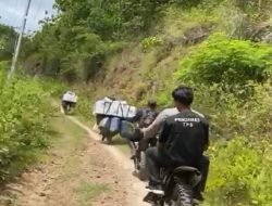 Personel Polsek Panca Lautang Kawal Kotak Suara Hingga Desa Terjauh