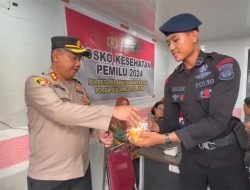 Cek Kesehatan Personil Polri dan Petugas TPS Pemilu 2024, Kapolres AKBP Yudi Frianto Bagikan Vitamin