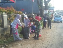 Karya Bakti Koramil 1409-01/Somba Opu Gotong-royong Bersama Warga Bersihkan Saluran Air