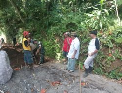 Karya Bakti Babinsa Koramil 1409-04/Tinggimoncong Gotong Royong bersama Warga Buat Jalan Tani dan Saluran Air