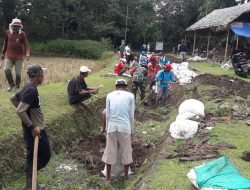 Penuhi Kebutuhan Air Petani, Babinsa Bersama Warga Gotong – Royong Bersihkan Saluran Air
