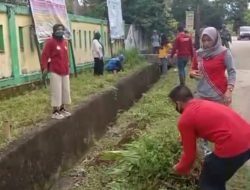 Personel Koramil 1409-02/Parangloe Bersama Warga laksanakan Karya Bakti pembersihan saluran Air