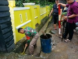 Karya Bakti Koramil 1409-01/Somba Opu Bersama Warga Bersihkan Saluran Air