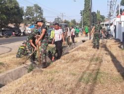Karya Bakti Koramil 1409-03/Bontomarannu Bersama Warga Bersihkan Saluran Air