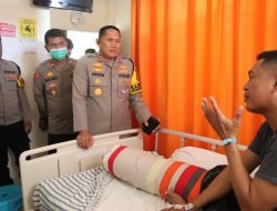 Kapolres Sidrap bersama PJU Membesuk Kasi Humas dan KBO Lantas di RS Parepare 