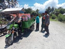 Pengiriman Kotak Surat Suara dari PPK Rampi ke Bandara Rampi Dijaga Ketat oleh Personil TNI-Polri