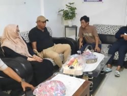 Kasat Intel Polres Sidrap Jenguk Ketua KPU Sidrap