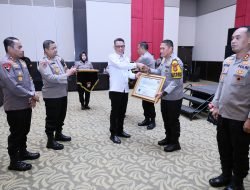 Kapolres Sidrap Terima Penghargaan Dari Ombudsman RI Sulsel Atas Perolehan Tertinggi Penilaian Pelayanan Publik