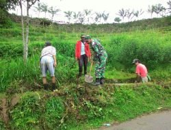 Penuhi Kebutuhan Air Petani,Babinsa Bersama Warga Gotong-Royong Bersihkan Saluran Air