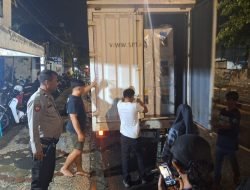 Polsek Ujung Tanah Kawal Ketat Pergeseran Kotak Suara dari PPK Menuju Gudang Logistik KPU Makassar