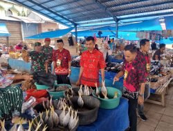 Pastikan Harga Sembako Stabil,Babinsa Cek Harga di Pasar