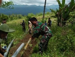 Penuhi Kebutuhan Air Bersih Warga Babinsa Gotong Royong Pasang Pipa Air