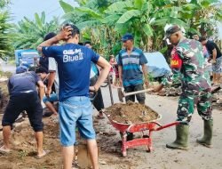 Kompak Bersama Warga Babinsa Bajeng Gotong Royong Bersihkan Saluran Air