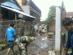 Bersama Warga Personel Koramil 1409-06/Bajeng Gotong-royong Bersihkan Saluran Air