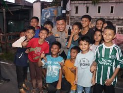 Lihat Keceriaan Anak-Anak Ini Saat Hadang Kabaharkam Polri dan Kapolres Gowa