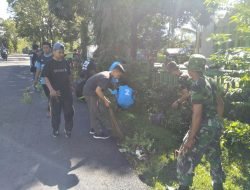 Koramil 1409-02/Parangloe Gotong Royong Laksanakan Karya Bakti Pembersihan Saluran Air