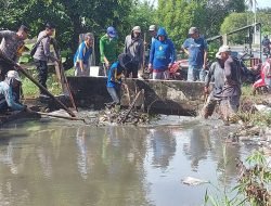 Polri Hadir di Tengah Masyarakat, Wakapolres Sidrap Terjun Langsung Bersama Warga Bersihkan Drainase