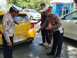 Satlantas Polres Sidrap Beri Teguran ke Pengendara Yang Gunakan TNKB Tidak Sesuai Spektek