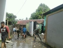 Babinsa Bersama Warga Gotong-Royong Bersihkan Saluran Air