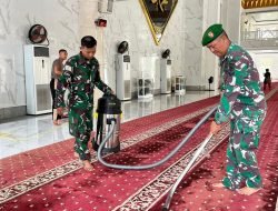 Sambut Bulan Suci Ramadhan, Kodim 1409/Gowa dan Polres Gowa Bersihkan Masjid Agung Syech Yusuf