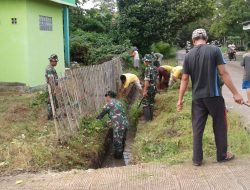 Bersama Warga Koramil 08 Bontonompo Gotong Royong Bersihkan Saluran Air