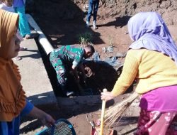 Peduli Lingkungan Babinsa Koramil 1409-04/Tinggimoncong Bersama Warga Bersihkan Saluran Air