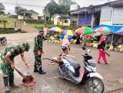 Ciptakan Lingkungan Bersih dan Sehat, Koramil 1409-04/Tinggimoncong Bersihkan Pasar Malino