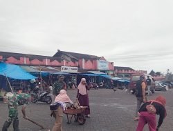 Bersama Masyarakat Personel Koramil 1409-04/Tinggimoncong Bersihkan Lingkungan Pasar
