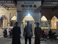 Kapolres Sidrap Turunkan Personel dan Polsek Jajaran Untuk Pengamanan dan Pengaturan Lalin di Depan Masjid