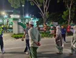 Sat Lantas Polres Sidrap Gatur Lalin di Depan Masjid Jelang Ibadah Sholat Tarawih