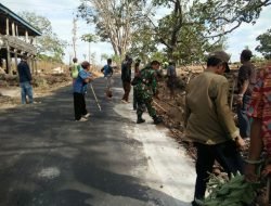 Peduli Lingkungan Babinsa Koramil 07/Tompobulu Bersama Warga Bersihkan Saluran Air