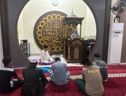 Anak Kabag SDM Polres Sinjai Berikan Tauziah Setelah Sholat Shubuh di Mesjid Nurul Jihad