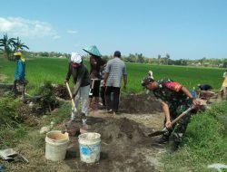 Kepedulian Babinsa Bersama Warga Kerja Bakti Bangun Saluran Irigasi Sawah