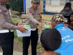 Jelang buka Puasa, Sat Lantas Polres Sinjai Bagi-bagi Takjil Gratis di Jalan