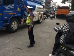 Demi Kelancaran,Satlantas Polres Pelabuhan Makassar lakukan Pengaturan Lalu Lintas