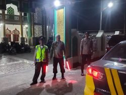 Berikan Rasa Aman dan Nyaman Saat Ibadah Tarawih, Jajaran Personil Polres Sidrap Lakukan Pengamanan