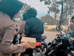 Berkah Ramadhan 1445 H, Polda Sulsel Bagi Takjil Gratis Kepada Masyarakat dan Pengguna Jalan