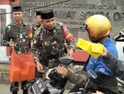 Jum’at Berkah Koramil 1409-01/Somba Opu Berbagi Takjil Kepada Masyarakat