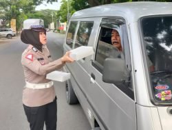 Sat Lantas Polres Sidrap Bagi Takjil Ke Pengendara Pada Ops Keselamatan Pallawa 2024