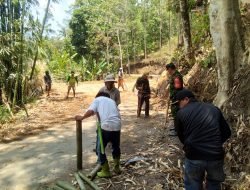 Bersama Warga Babinsa Koramil 07/Tompobulu Bersihkan Saluran Air dan Bahu Jalan