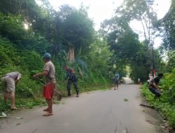 Gotong Royong Bersama Warga,Babinsa Bersihkan Saluran Air