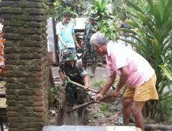 Gotong Royong Bersama Warga, Babinsa Bersihkan Saluran Air