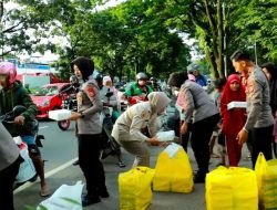 Hari ke 7 Ramadhan 1445 H, Biro SDM Polda Sulsel Bagi Takjil Buka Puasa
